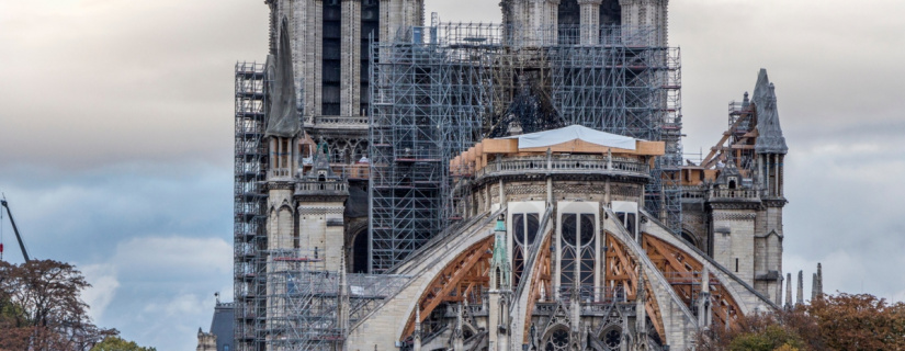 Obras de restauro de Notre Dame avançam e estudantes reconstroem cobertura com técnicas medievais